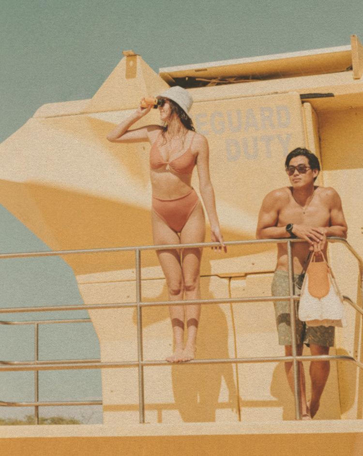 SUNSKIを身に着ける男女